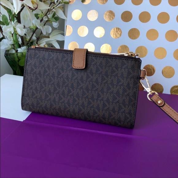 🌹Michael Kors Hayes Duffle brown signature Set🌹 - Picture 7 of 7